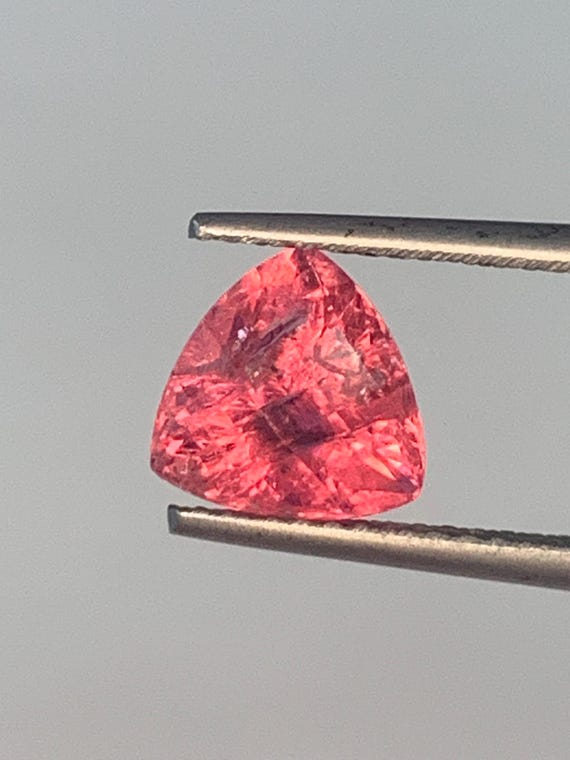 天然トルマリン 2.36カラット トライアングルカット - 8.22x8.04