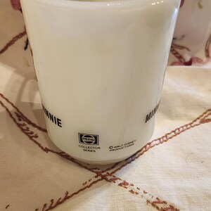 Puede incluir: Taza de cer&aacute;mica blanca con texto negro que dice "Minnie Mouse" y "Pepsi Collector Series" con un logotipo de Pepsi. La taza tambi&eacute;n tiene el texto "Walt Disney Productions" en la parte inferior.