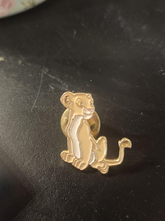 Disney lion king Simba pin.