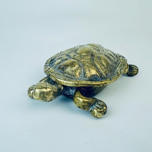 Plato de baratijas vintage de latón macizo con tapa de tortuga: atractiva pátina de metal envejecido