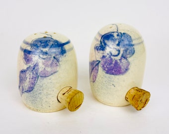 Vintage z lat 80. XX wieku, ceramiczne, solniczki i pieprzniczki w kolorze fioletowo-niebieskim, dekoracja kuchni