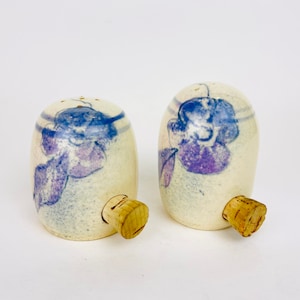 Saliera e pepiera vintage in ceramica - Fiore viola e blu dipinto a mano con tappo in sughero