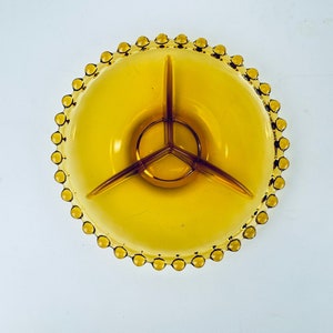 Vintage amberkleurige Candlewick/Boopie-omrande glazen schaal/plaat met noten: 6&quot;