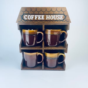 Drewniany organizer na kubki Vintage 'Coffee House' + ceramiczne kubki z glazurą Drip - zestaw czterech (4) - Maison Du Café (En Françis)