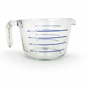 Copo medidor vintage de vidro Corning Pyrex azul - medidas métricas e imperiais - utensílio de cozinha para preparo de alimentos e confeitaria.