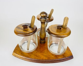 Vintage Mid-Century Glass Condiment Caddy Set - Trio von Gläsern mit Holzdeckeln und Löffeln