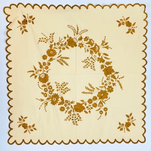 Vintage Butter Gelb & Gold bestickte quadratische Tischdecke mit Wellenrand - 30 &quot;x 30&quot;