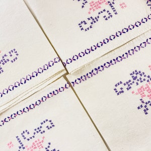 Vintage Embroidered Linen Napkins – Set of 6 in Pink & Purple Cross-Stitch