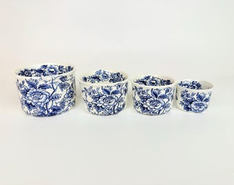 Ensemble de cuisine vintage bleu floral avec tasses empilables en Wedgwood Windermere - étagères décoratives ouvertes