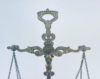ヴィンテージ風装飾真鍮製天秤 - 装飾的な天秤 - 法律事務所の装飾