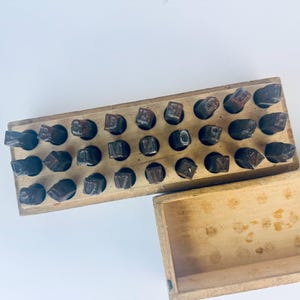 Juego de perforadores de letras de acero Young Bros. de 3/8" vintage - Estuche de madera Dovetail original