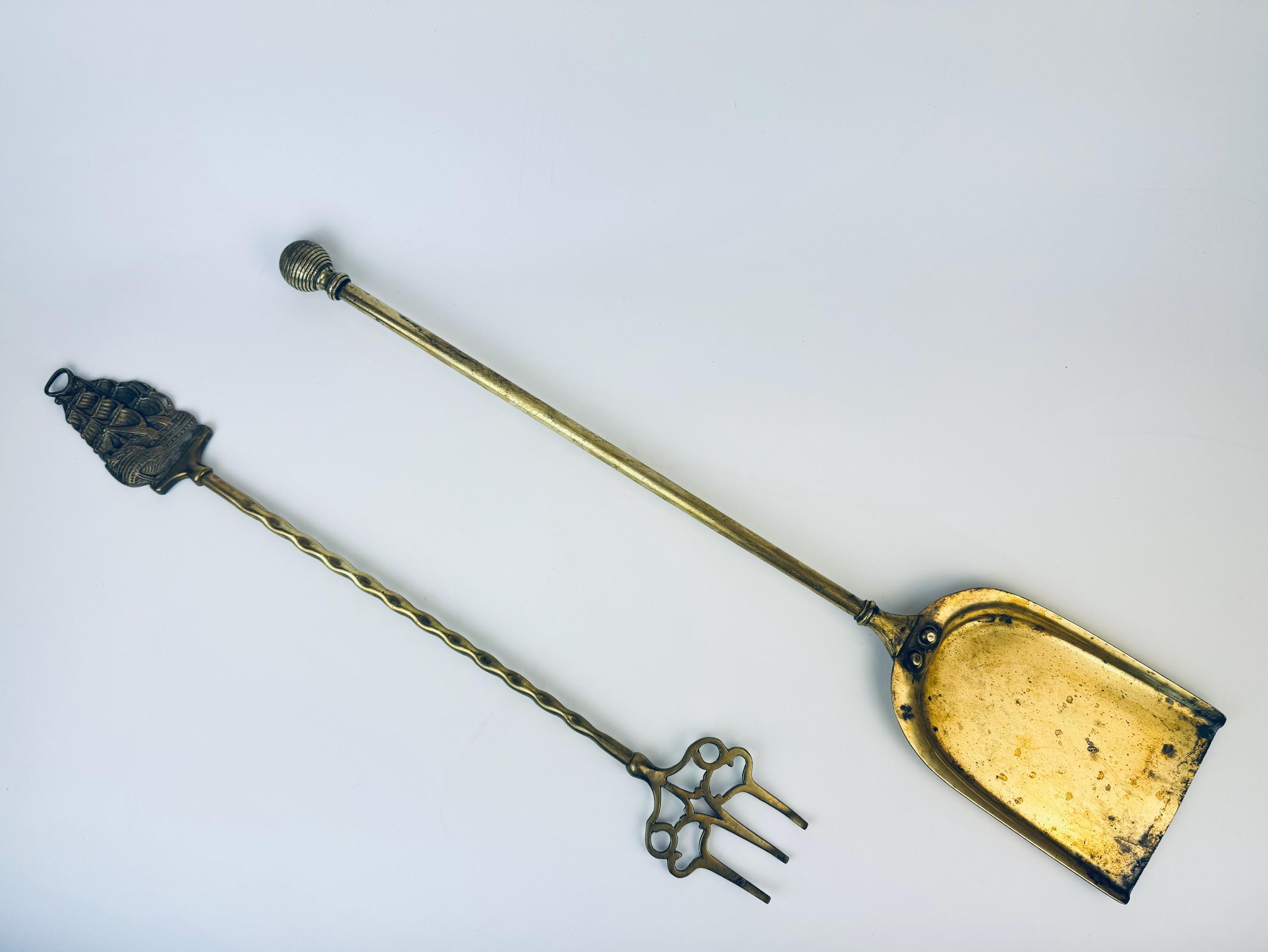 Ancien Tisonnier De Cheminée 59 Cm - Manche En Laiton/cuivre - Vintage