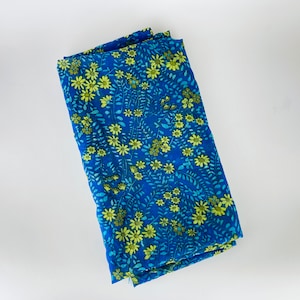 Tessuto in poliestere semitrasparente con motivo floreale blu e giallo vintage - 41&quot; x 88&quot;