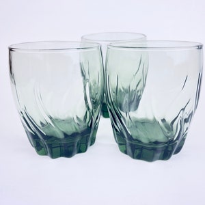 Vintage &#39;Starfire&#39; Green Anchor Hocking Gläser - Set von drei (3) - Swirled Bottom Muster