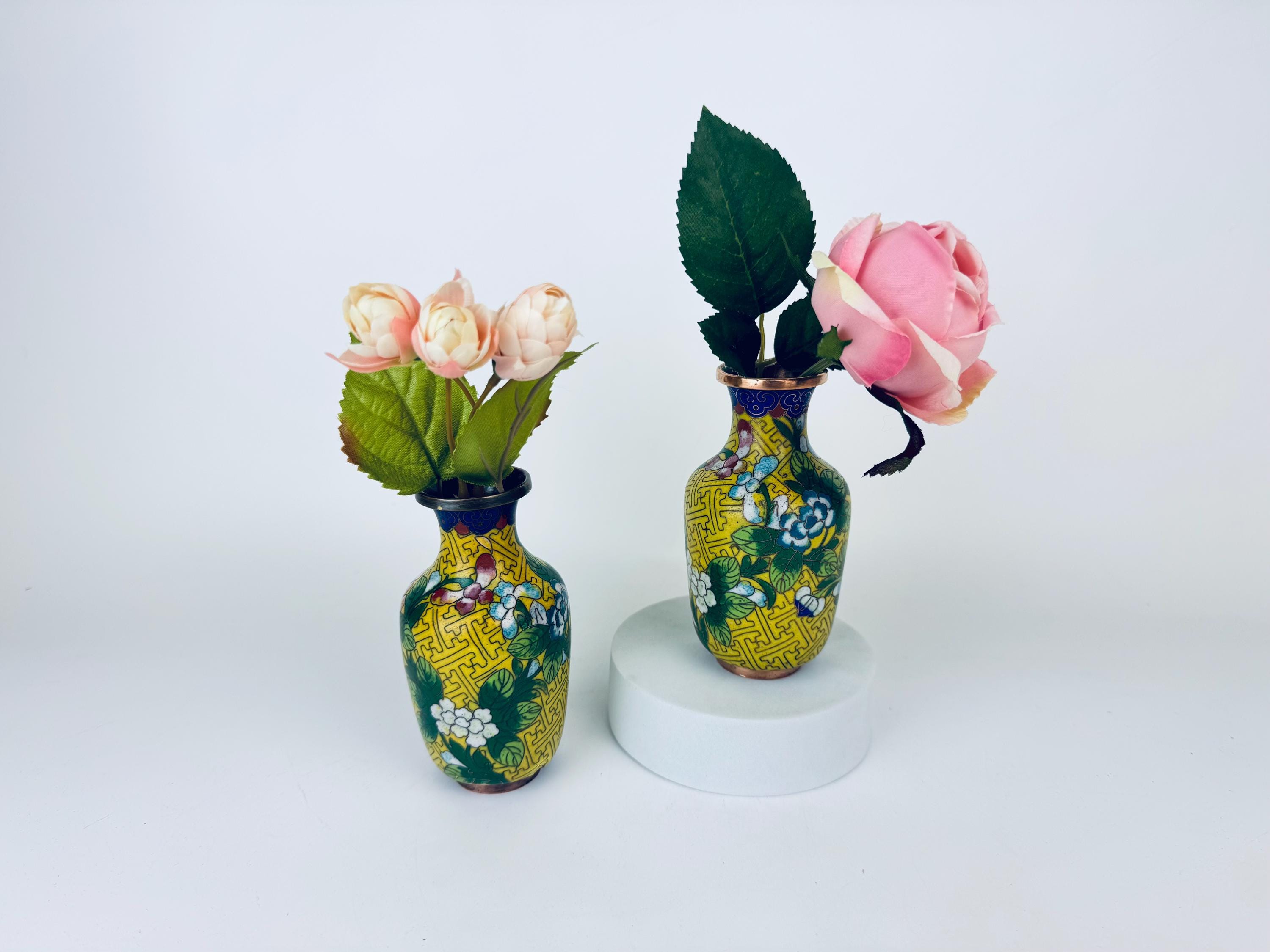 ヴィンテージ中国製七宝細工一輪挿し – 黄色の花柄真鍮エナメル