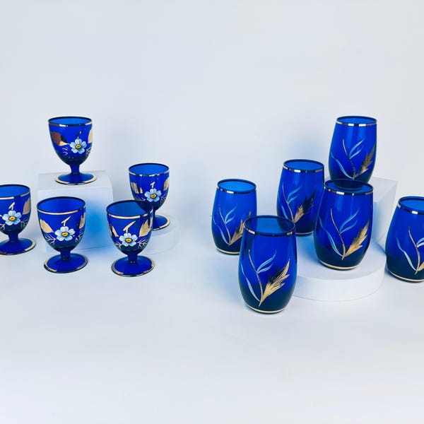Cristalería vintage azul cobalto con flores pintadas a mano y borde dorado. Juego de copa y vaso pequeño.