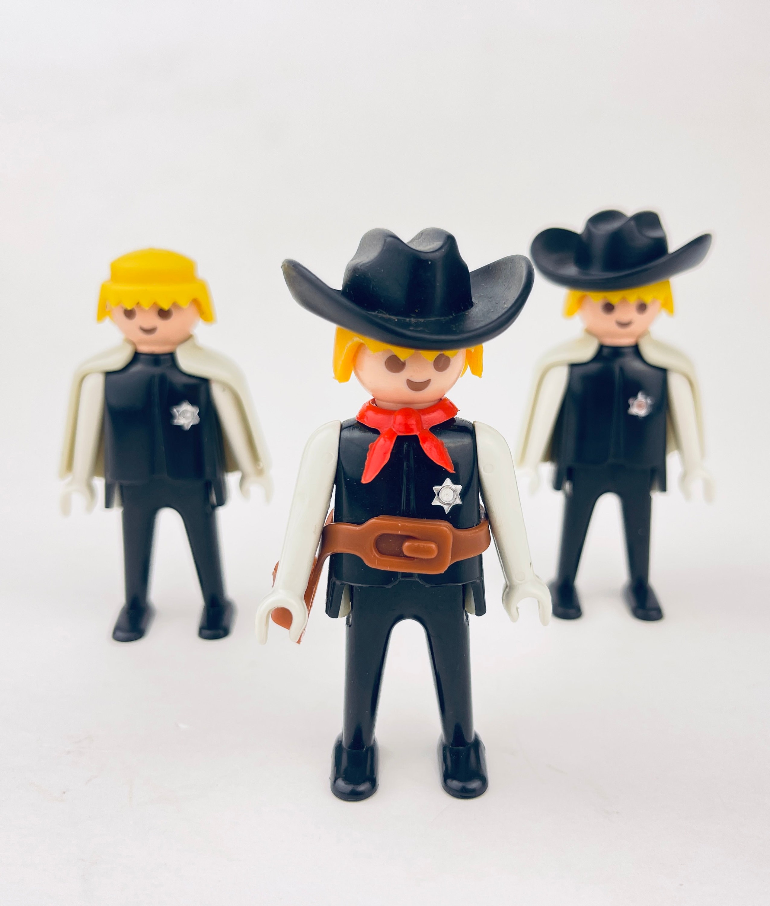 Playmobil-Figuren Cowboy und Indianer, Sherif und Bandit Stock Photo - Alamy