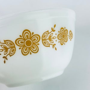 Vintage White + Gold Butterfly Gold Pyrex Mixing Bowl - #402 (1.5 QT/1.5 L)