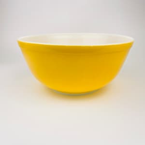 Vintage Pyrex Yellow Mixing Bowl – 1970s Opal Glass “Friendship” Kitchen Bowl – Mid Century Cookware
