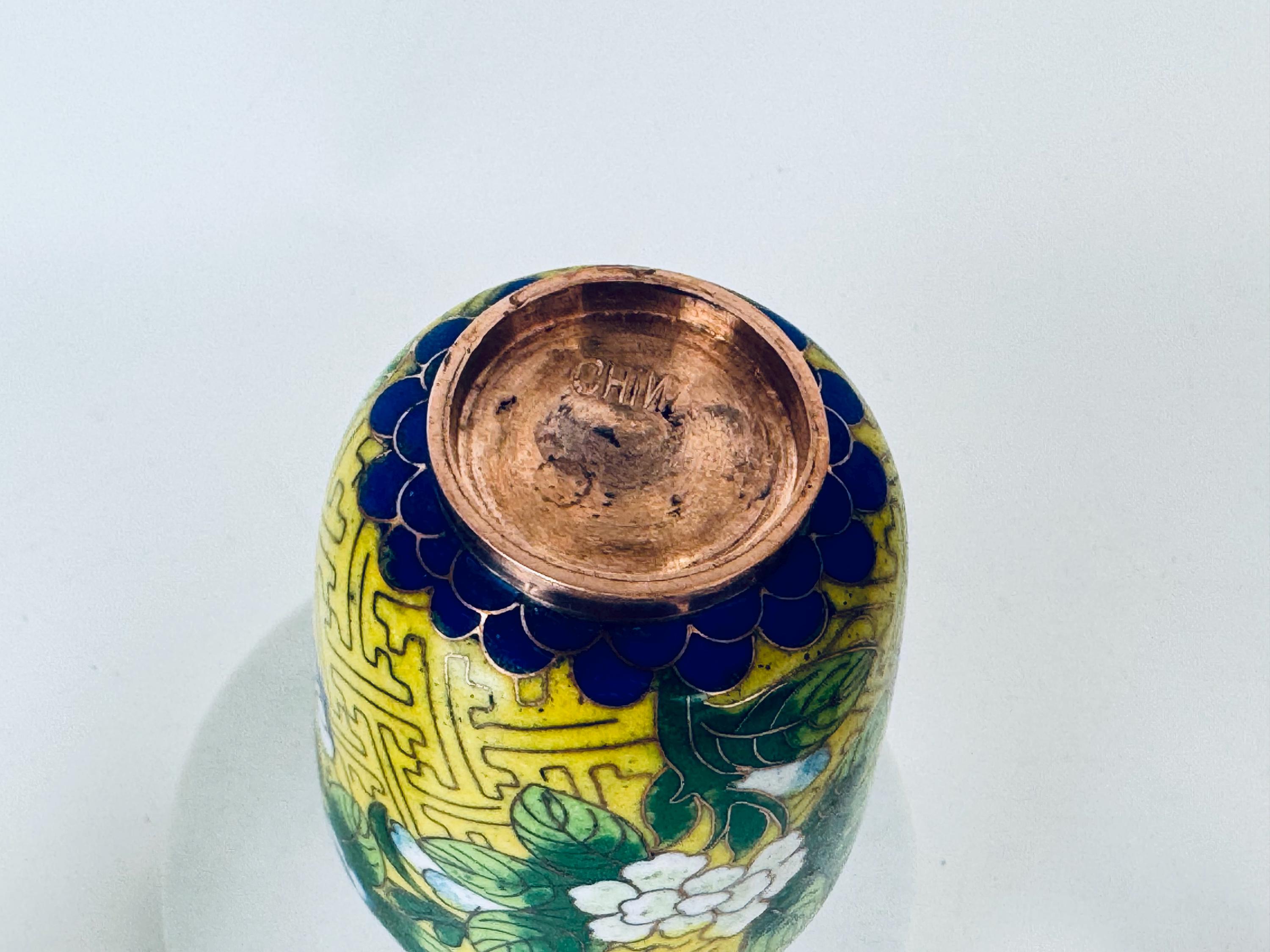 ヴィンテージ中国製七宝細工一輪挿し – 黄色の花柄真鍮エナメル