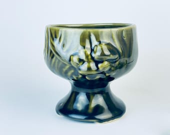 Maceta vintage de cerámica esmaltada verde oliva con forma de seta y pedestal estilo bosque, de Brush Pottery. Fabricada en EE. UU.