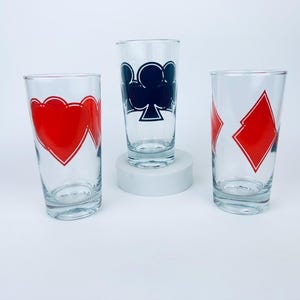 Verres à jeu de cartes rouges et noirs vintage - Lot de trois (3) - Motif trèfle + diamant + cœur