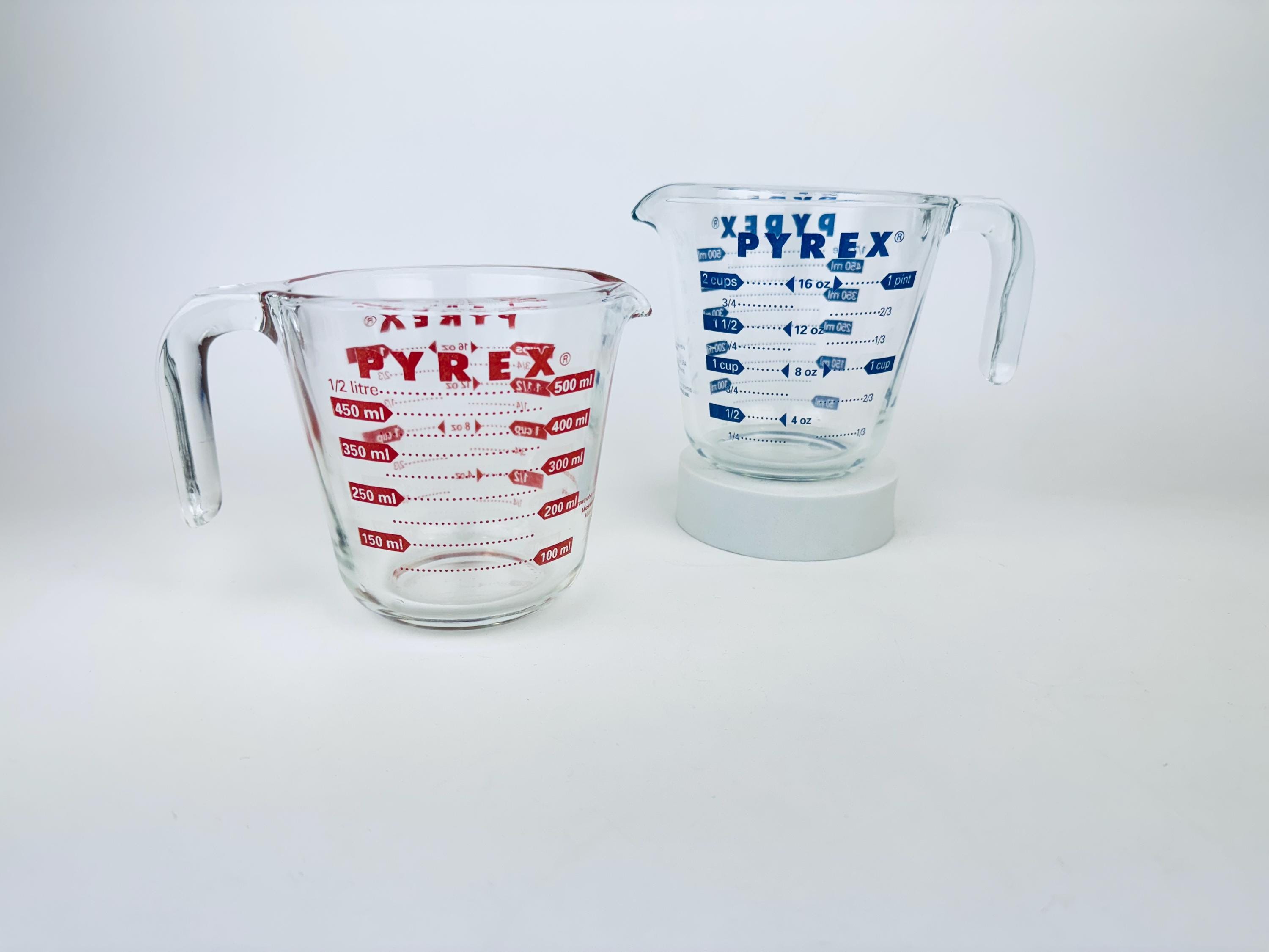 旧ロゴ パイレックス 計量カップ 2L 最大サイズ ビンテージ　ガラス製　蓋付き ビンテージ パイレックス ガラス製計量カップ - メートル法とヤード