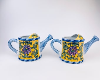Regador/Pote de cerâmica vintage pintado à mão com estampa floral azul e amarela e alça - Alça de corda - Bella Case da Ganz - Vendido separadamente