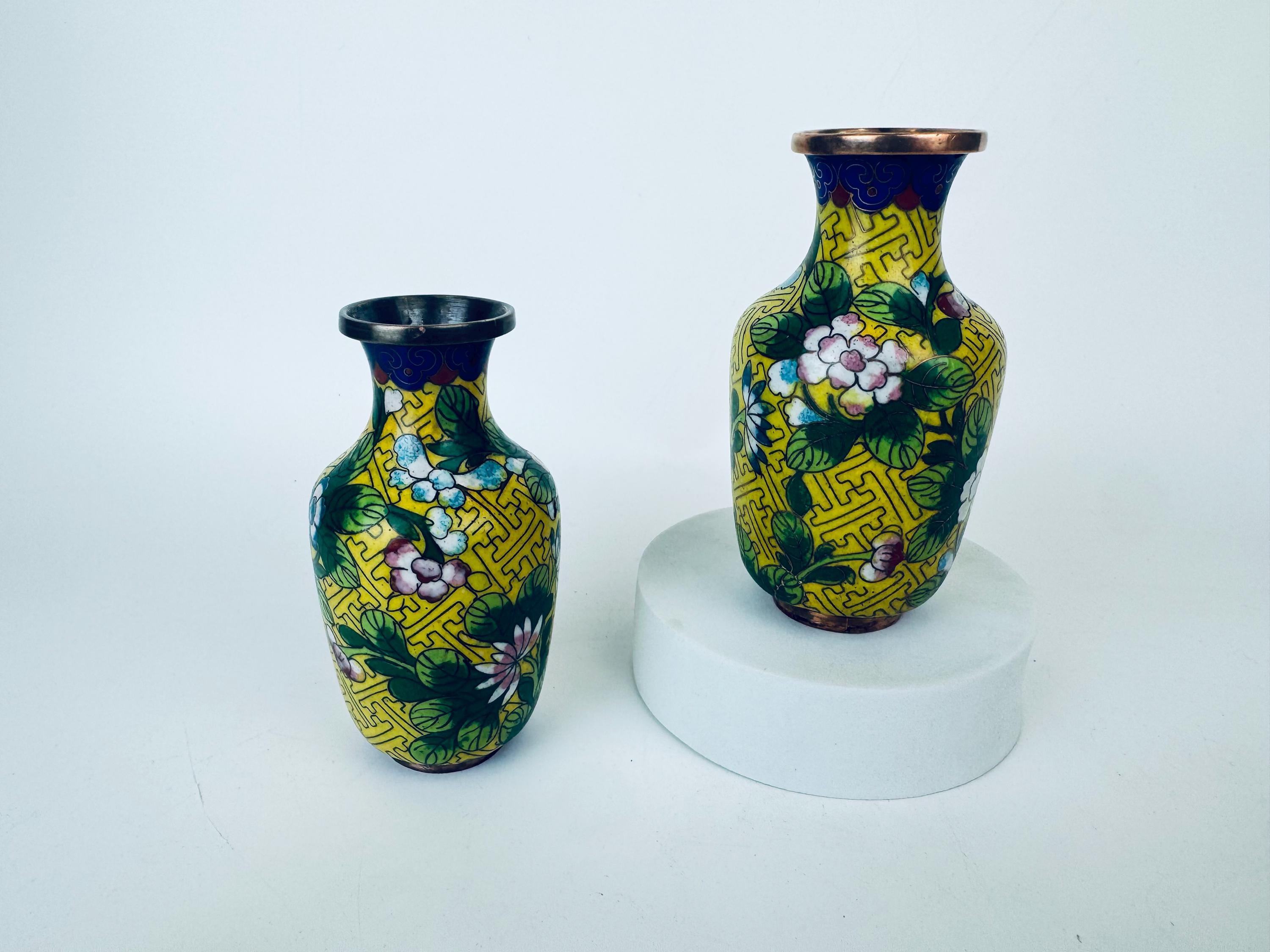 ヴィンテージ中国製七宝細工一輪挿し – 黄色の花柄真鍮エナメル ヴィンテージ中国製七宝細工一輪挿し – 黄色の花柄真鍮エナメル