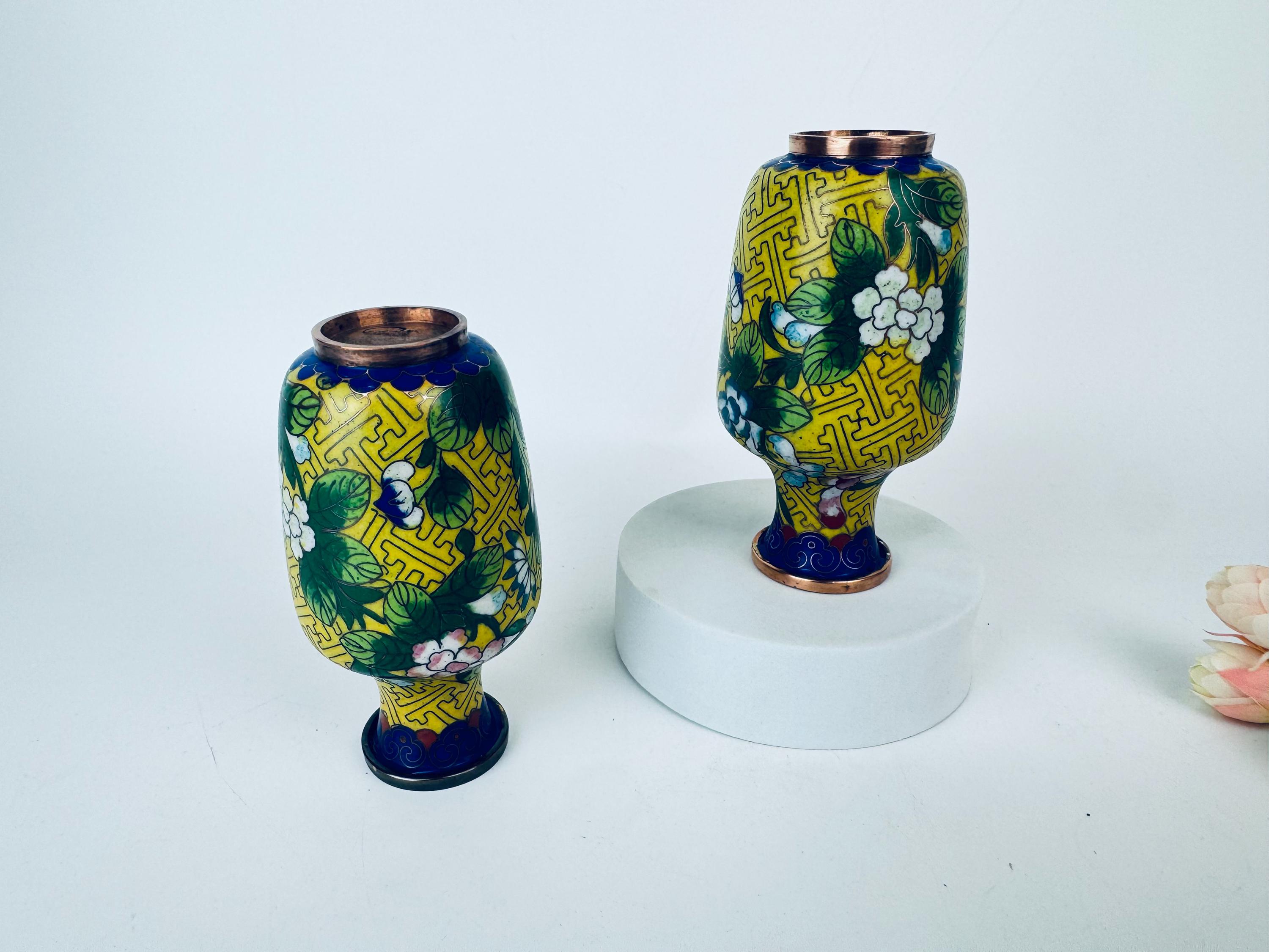 ヴィンテージ中国製七宝細工一輪挿し – 黄色の花柄真鍮エナメル