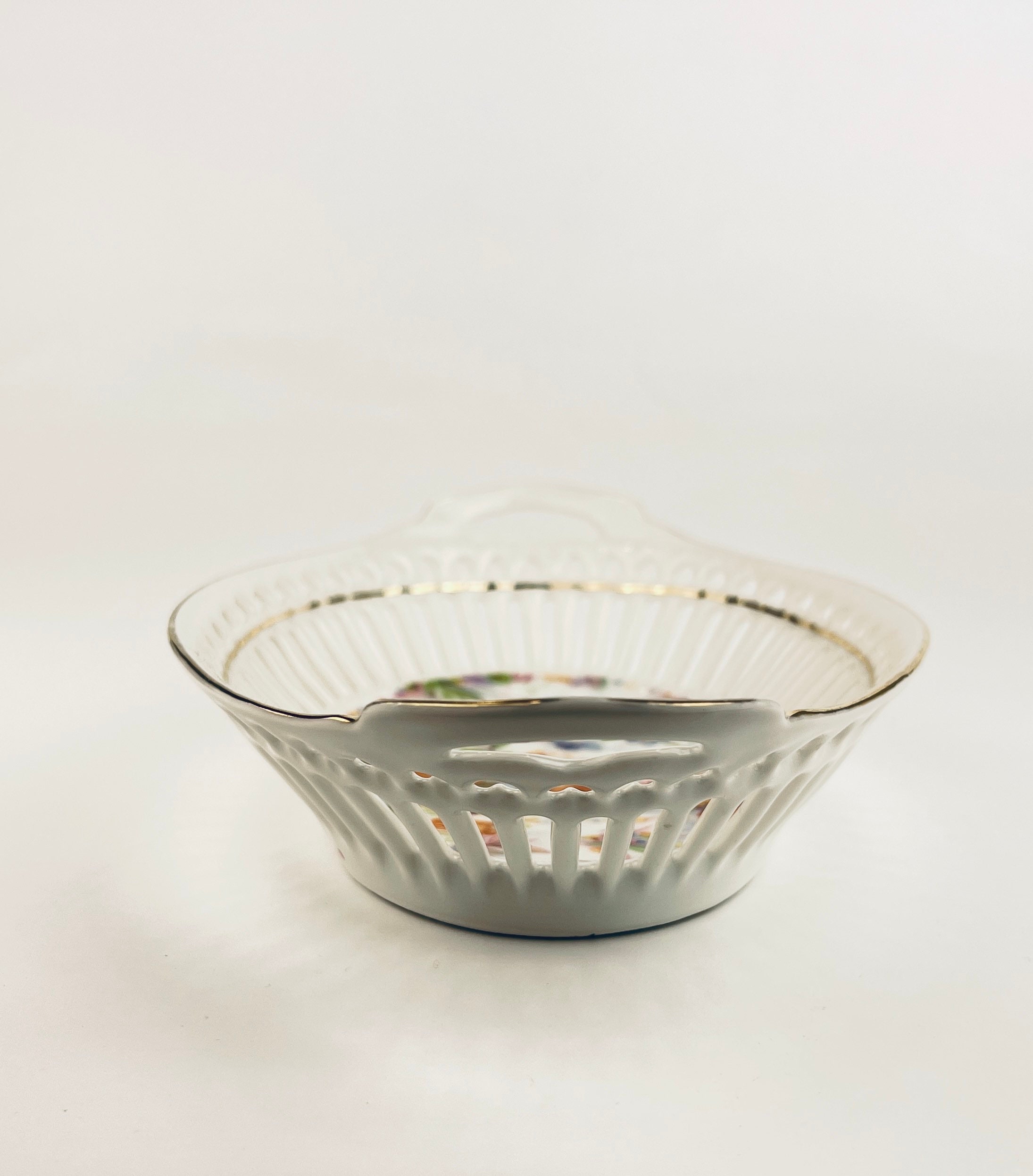 ヴィンテージの網目模様の陶器製皿 - 花のモチーフ/模様、金縁のトップ