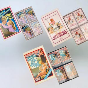 Op de afbeelding: Een verzameling cassettebandjes met muziek uit verschillende tijdperken. De bandjes zijn verpakt in witte kartonnen hoesjes met kleurrijke illustraties. De titels zijn "Great Romantic Memories of The War Years", "Great Melodies from Great Musicals" en "Super Soundtracks of the 60's & 70's".