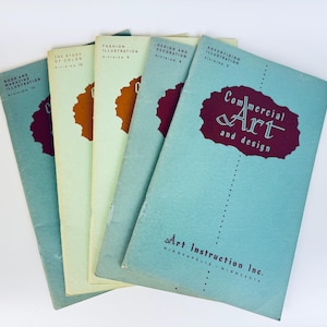 Könnte beinhalten: Eine Sammlung von Vintage-Kunstlehrbüchern in verschiedenen Farben. Die Broschüren tragen Titel wie "Commercial Art and Design" und "Fashion Illustration". Die Umschläge sind hellblau, grün und cremefarben, mit burgunderroten und orangenen Akzenten.