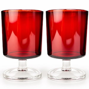 Peut inclure: Une paire de verres à boire assortis dotés de bols cylindriques rouge foncé, soutenus par des pieds en verre transparent et des bases circulaires. Les verres présentent une finition lisse et uniforme ainsi qu'un design simple et fonctionnel.