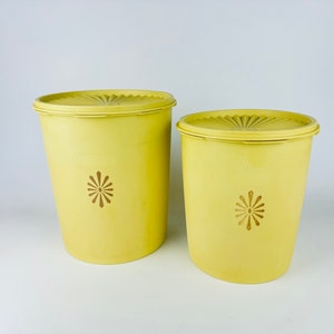 Vintage gele plastic tupperware-containers voor op het aanrecht - Servalier-deksel - &#39;Starburst&#39;-patroon - Gemaakt in Canada - Sets worden apart verkocht