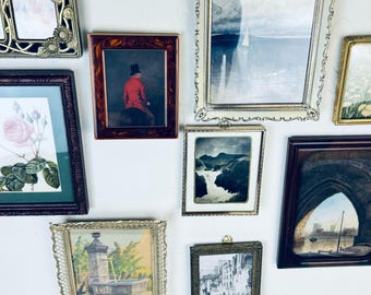 Vintage fotolijstenset voor aan de muur – een zorgvuldig samengestelde collectie fotolijsten voor een eclectische woonstijl.