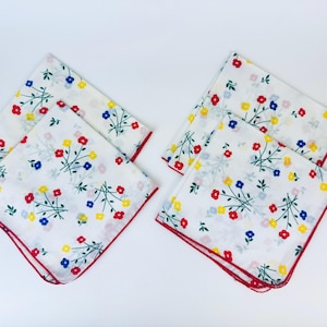Vintage 80&#39;s Floral Cloth Napkins - Set of Four (4) - New Old Stock (NOS) - Made In Hong Kong