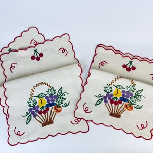 1940年代のヴィンテージ手刺繍リネンドレッサースカーフセット - フルーツバスケットモチーフ