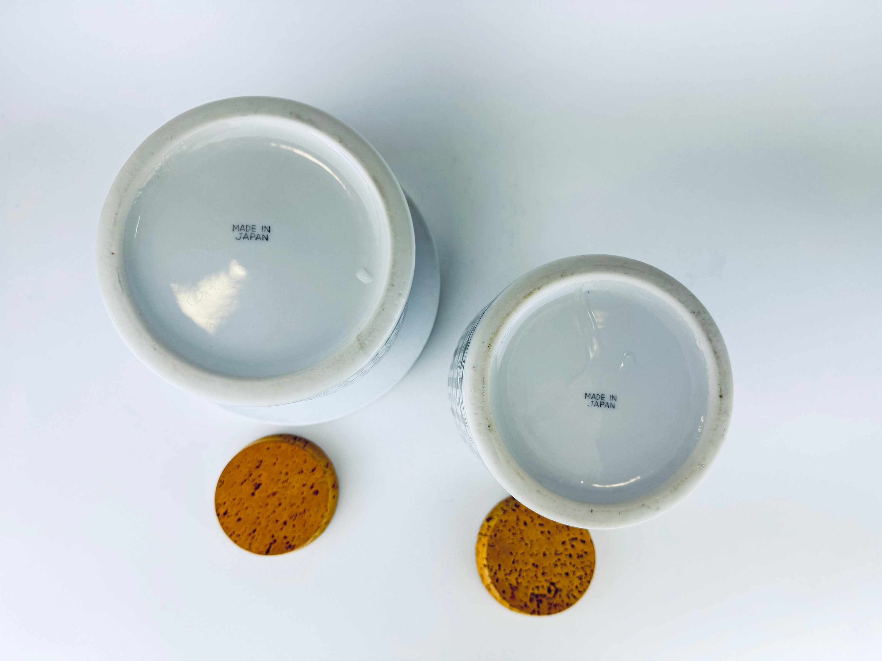 手彫り模様の茶色陶器壺 茶色の花瓶（魚模様） 美品 陶器製・陶芸・飾り壺・美術工芸品