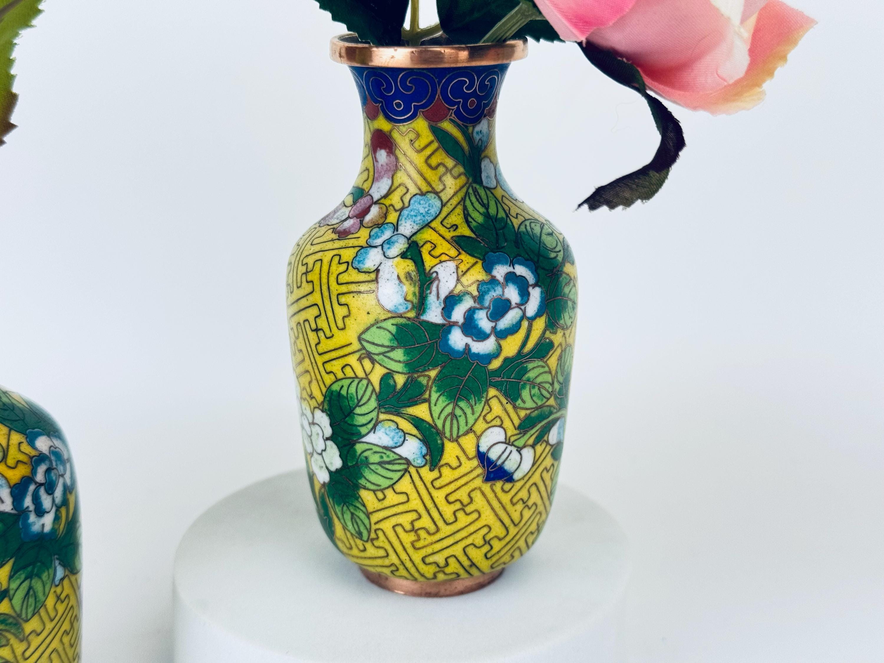 ヴィンテージ中国製七宝細工一輪挿し – 黄色の花柄真鍮エナメル ヴィンテージ中国製七宝細工一輪挿し – 黄色の花柄真鍮エナメル