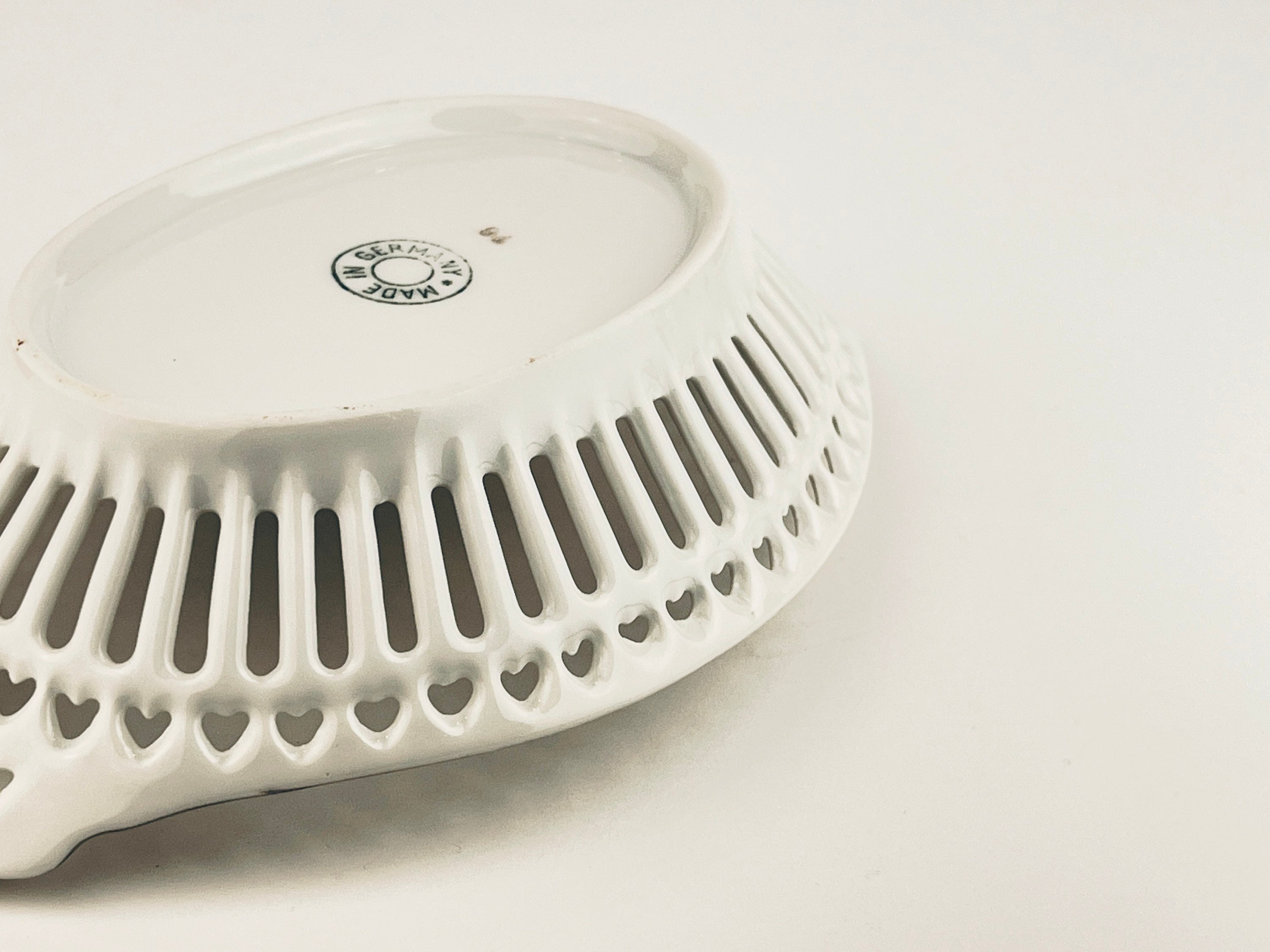 古物の皿 ヴィンテージの網目模様の陶器製皿 - 花のモチーフ/模様、金縁のトップ