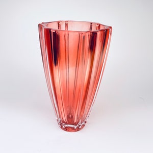 Vintage cranberryrode zware glazen vaas - buitenkant met geribbelde lijn