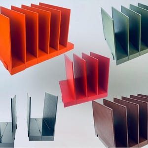 Peut inclure: Plusieurs organiseurs de bureau colorés en orange, rouge, vert et marron. Chaque organisateur comporte plusieurs séparateurs verticaux, créant des compartiments pour ranger des documents. Les organiseurs sont en matériau solide.