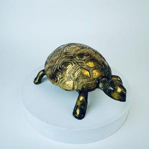 Cenicero/plato de baratijas vintage de latón macizo con tapa de tortuga: atractiva pátina de metal envejecido