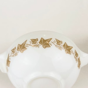 Vintage Pyrex 'Sandalwood' White + Beige Pattern Milk Glass Cinderella Nesting Bowl - #443 (2 1/2 QT/2.37 L)