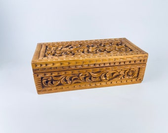 Joyero vintage de madera tallada con motivos florales - Forrado en terciopelo - Regalo para ella