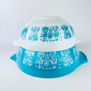 Vintage Amish &#39;Butterprint&#39; Cinderella Pyrex Mixing Nesting Bowls (#443/444) - Made In USA - Sold Separately