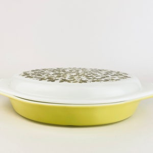 Vintage Verdé Pyrex Divided Casserole Dish (1 1/2 QT) - Green Olive Branch Pattern