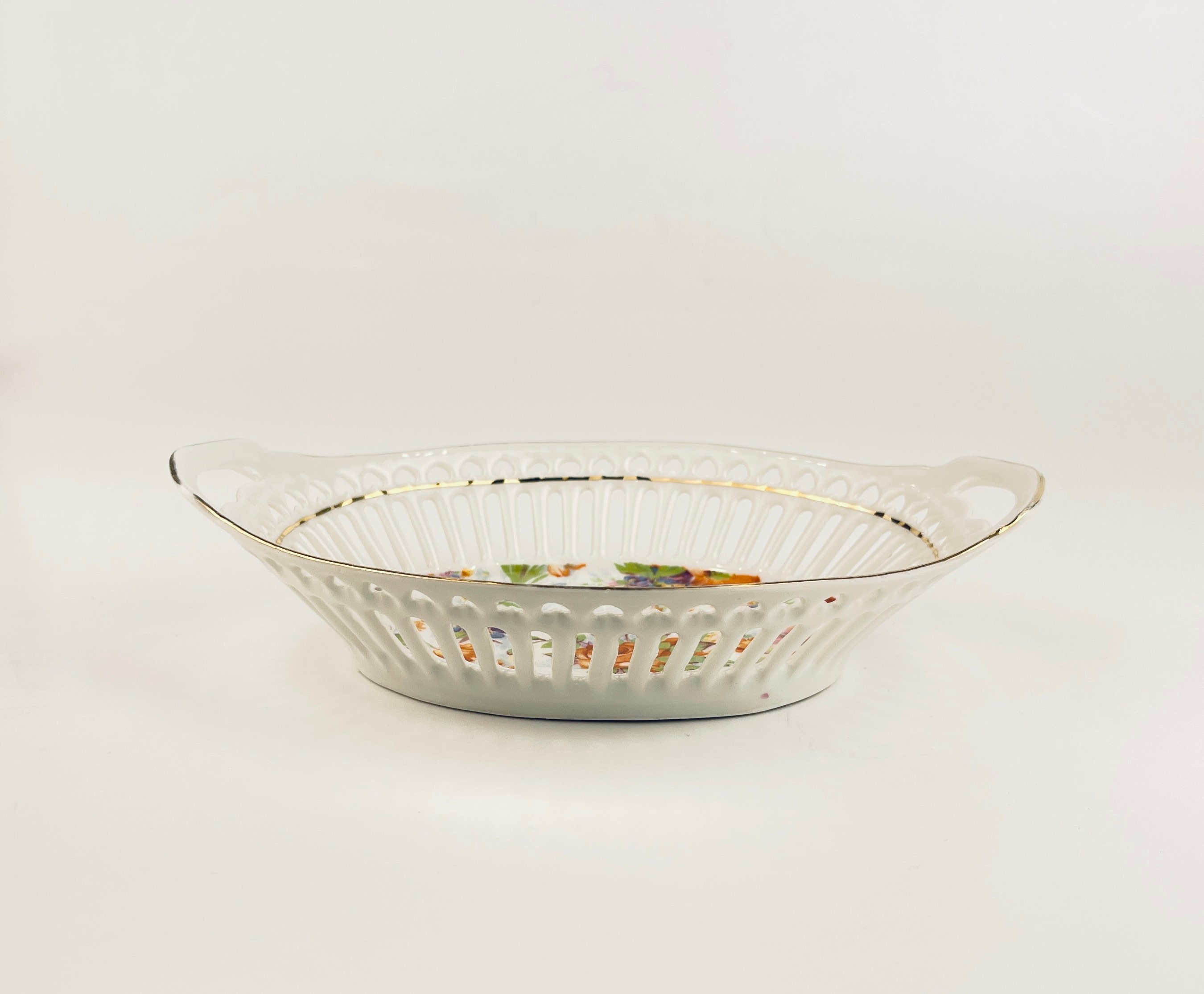 ヴィンテージの網目模様の陶器製皿 - 花のモチーフ/模様、金縁のトップ