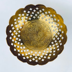 Vintage geätzte Blumenmessing runde Sockel dekorative Messingschüssel - gewölbter Rand - attraktive gealterte Metallpatina